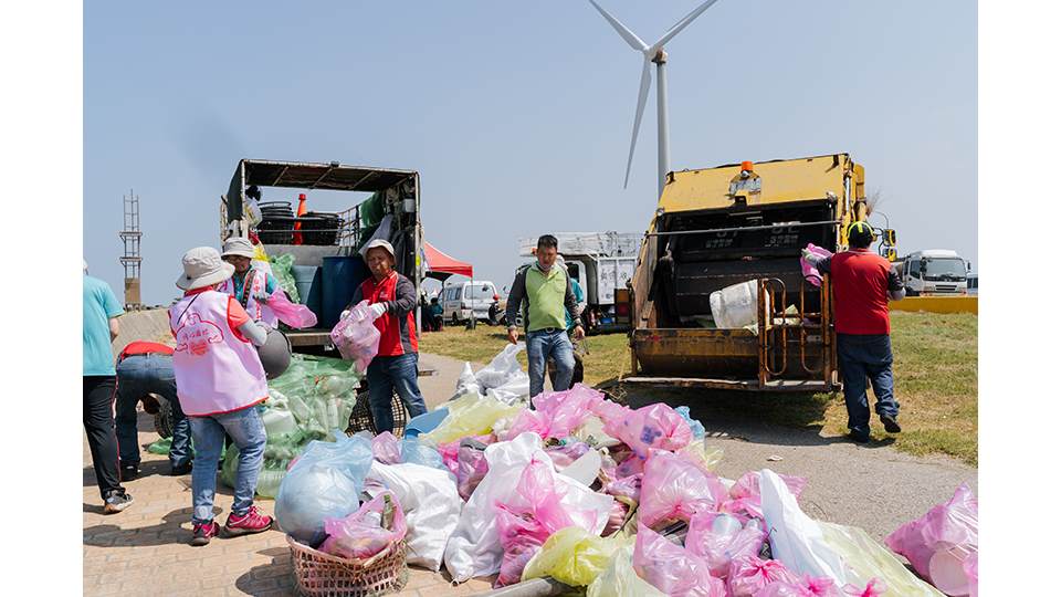 今年度聯合淨灘活動，高美濕地主場在眾人合作下清理出超過1400公斤的垃圾。